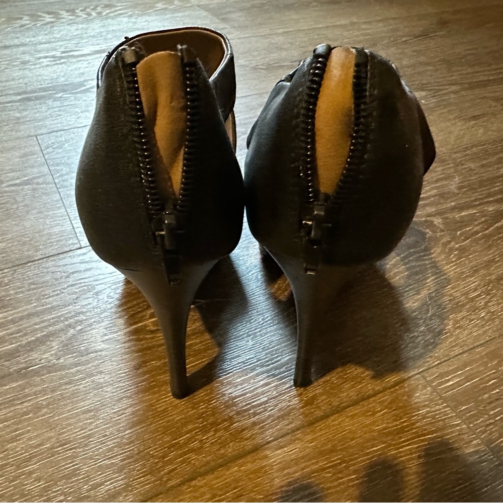 Fergalicious 8 1/2 women’s booty heel